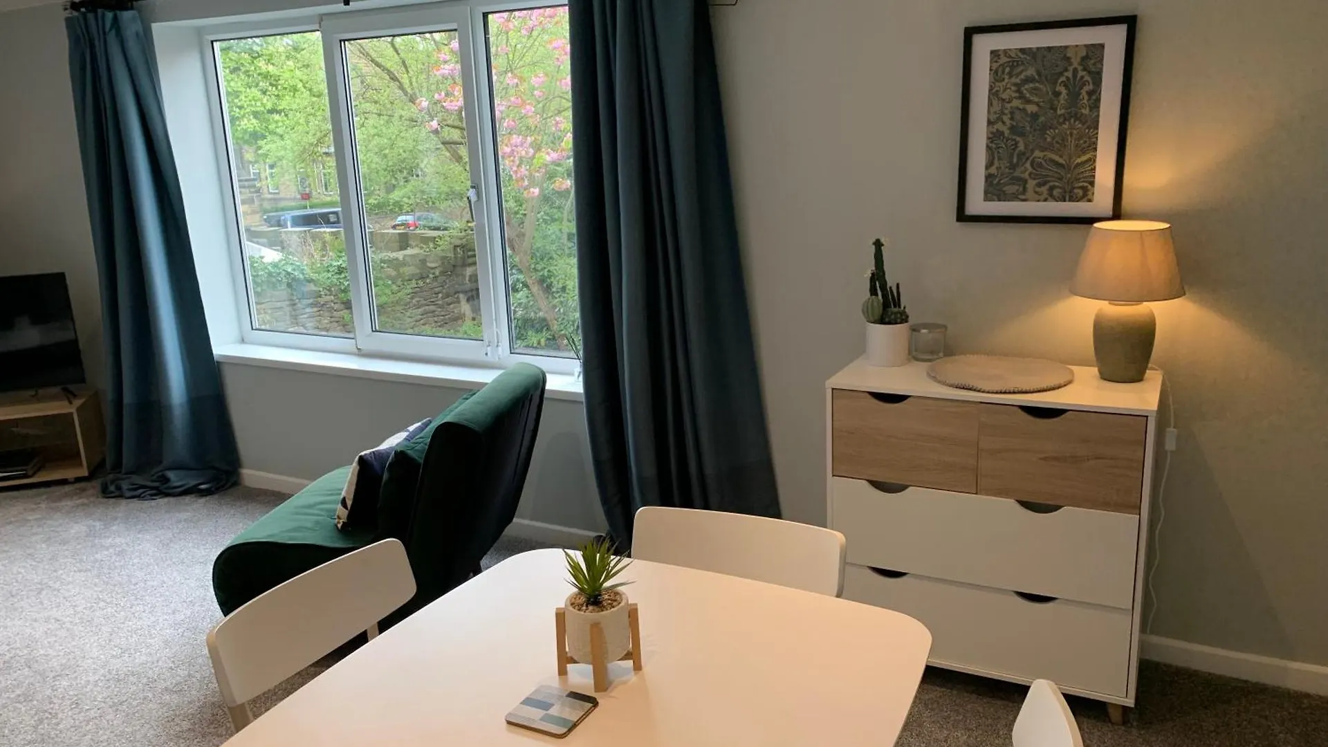 Bronte Country - 2 Bed Apartment Near Cliffe Castle Keighley 0*,